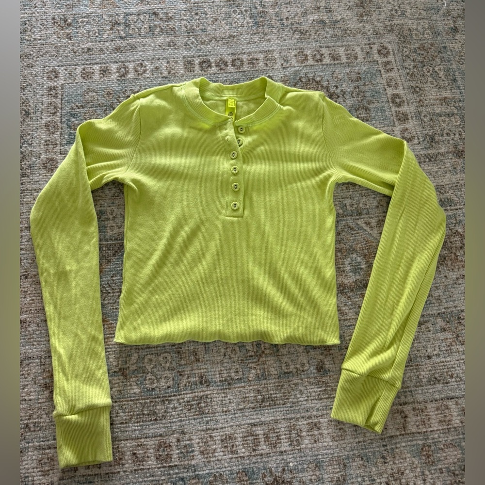 SKIMS COTTON RIB LONG SLEEVE CROP HENLEY green S